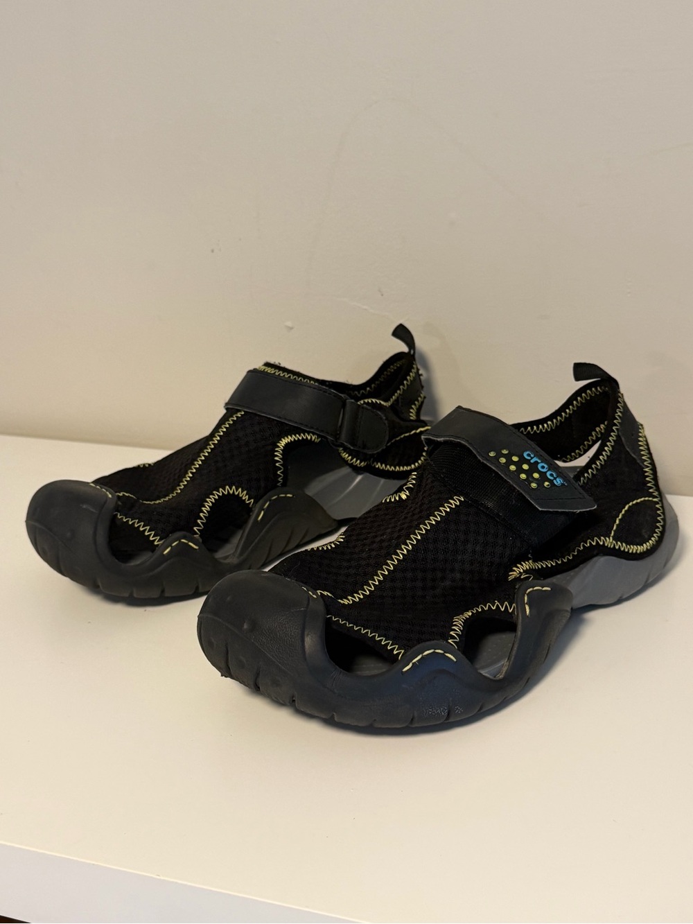 CROCS men’s 9 rubber sole mesh upper hook and loop closure outdoor sandals black